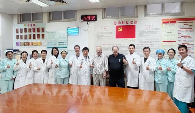 出院当天我院急诊科及NICU等医护人员与患者及家属合影