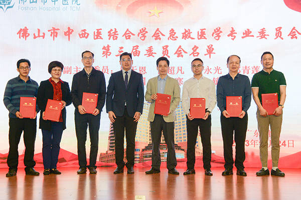 梁章荣主委为新一届急救医学专委会副主任委员颁发聘书