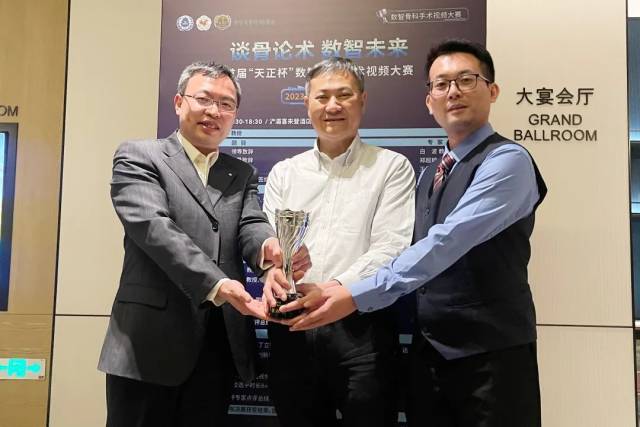 吴征杰主任与参赛选手合影