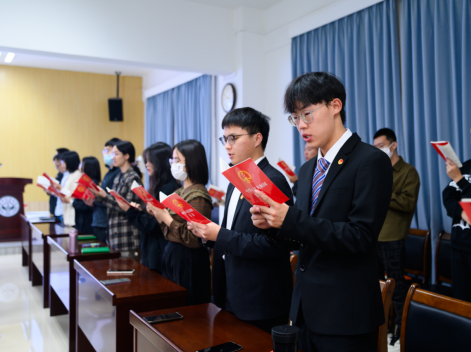 广州新华学院开展2023年“宪法晨读”活动