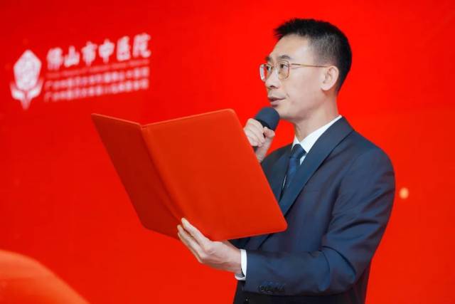 党委副书记龙华强担任主持