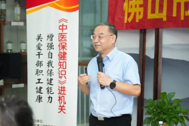 张斌带头参与《中医保健知识》进机关活动，向干部职工传授保健知识。