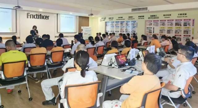 杨焱受邀到学校、企业开展心理讲座