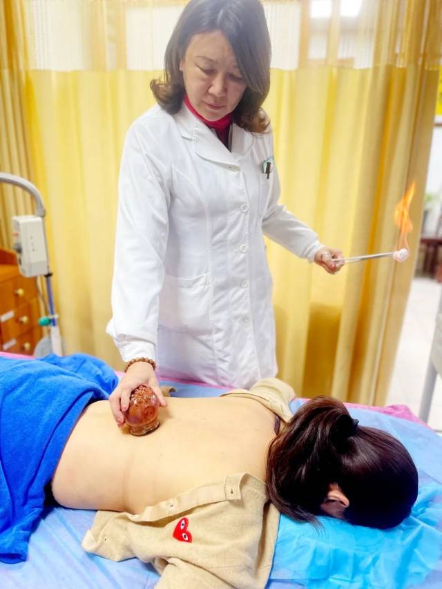杨焱为患者行中医治疗