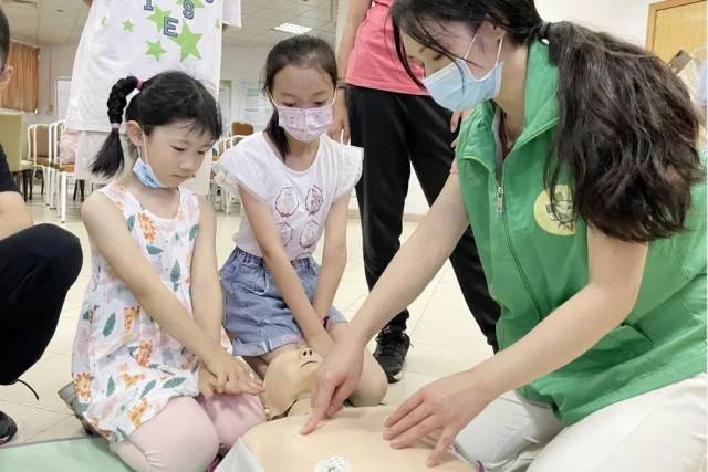 “救教坊”到派出所、小学开展急救技能培训活动