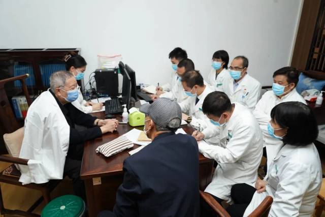 熊继柏国医大师到我院开诊示教