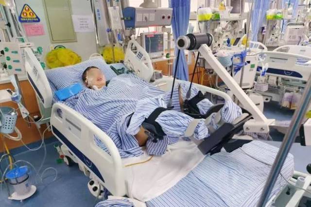 康复治疗师对患者进行功能锻炼
