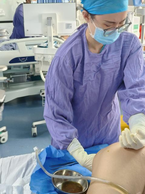 刘文婷中医师对患者进行扩肛排气