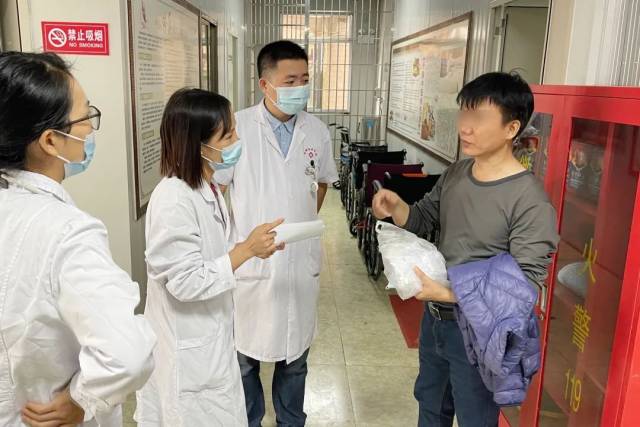 刘亚丽下乡工作照