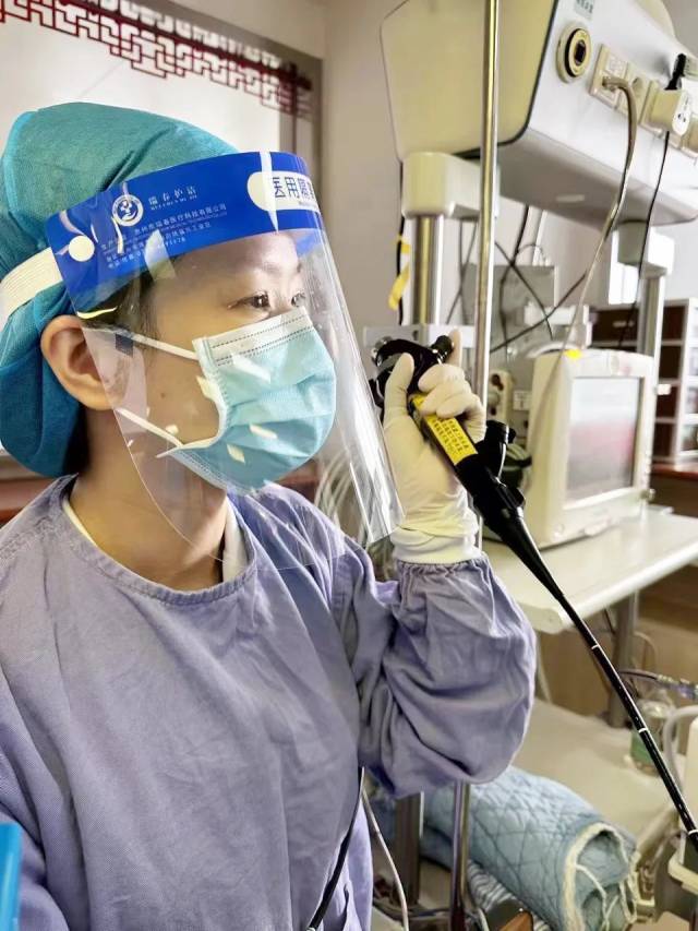 万志敏主治中医师行纤支镜治疗
