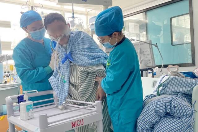 康复技师严丽君、主管医师刘梓言为患者进行床旁康复训练