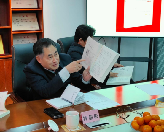 钟韶彬向与会人员介绍《一家社会组织的媒体记录——广东省扶贫开发协会新闻报道汇编》 