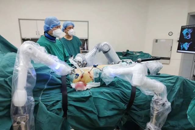 吴征杰主任及其团队为郭女士做机器人辅助骨盆骨折手术