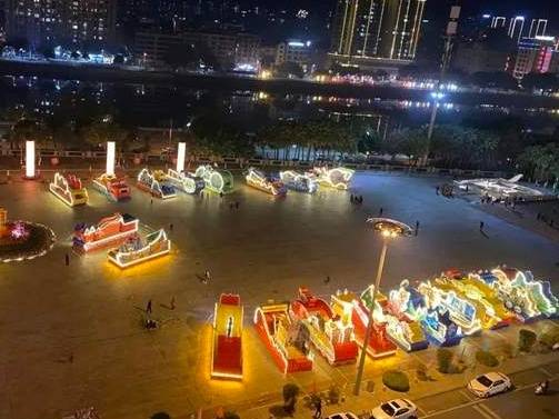 恩平精美花车磅礴璀璨，点缀冯如广场夜景！
