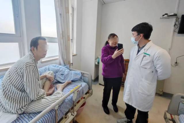 主管医生邓德贤多次查房，沟通联系占叔旁系家属