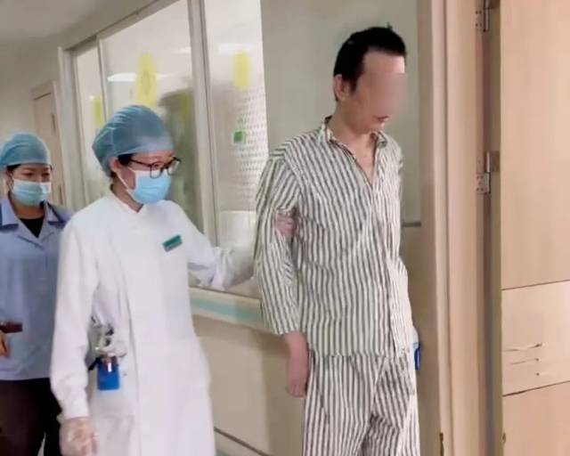 护士扶占叔下床活动