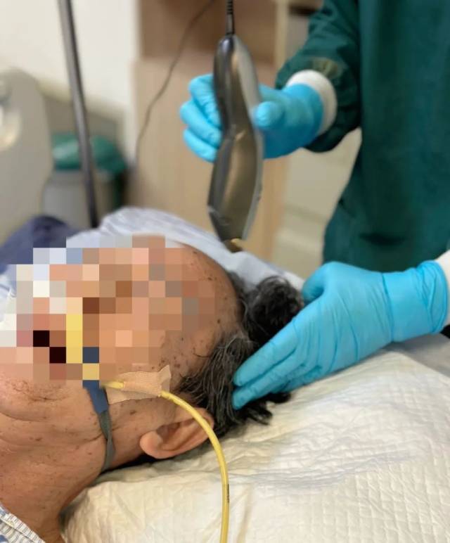 钟灵嘉主管护师为张伯剃头发