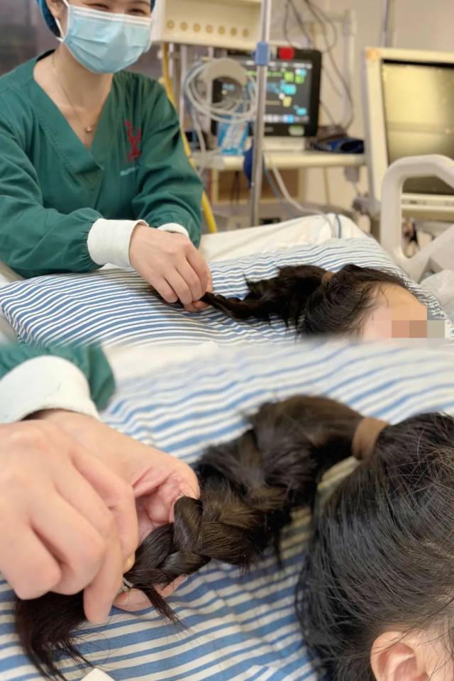 曾婵护师为两位女患者绑辫做造型