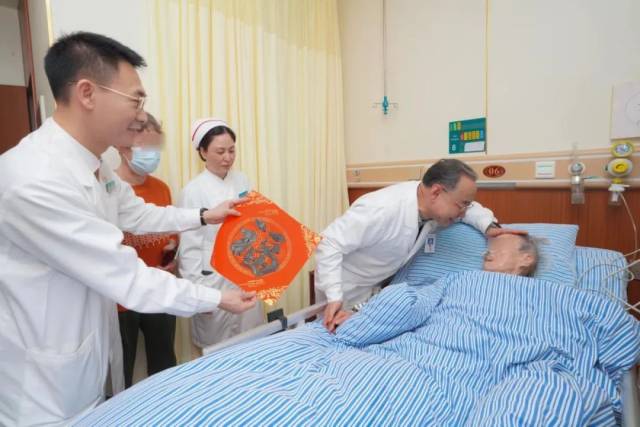 党委书记张斌春节前夕为老人送上暖心祝福