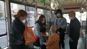 援鄂女护士在郑州一公交车上被认出，乘客为她鼓掌，还送上鲜花