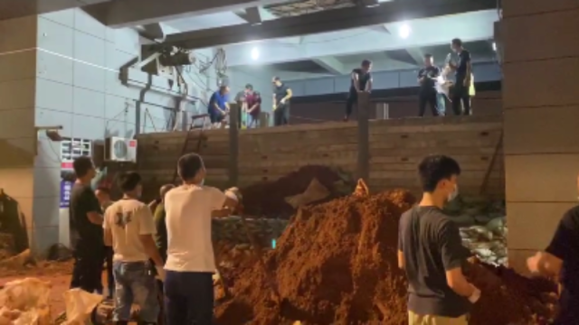 武汉百余人连夜装沙袋封堵闸口，汉口站水位预计16日达历史第三