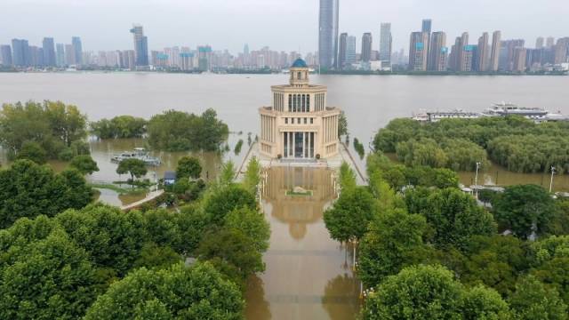 航拍武汉汉口江滩首次全面行洪！江水已淹没观江步道
