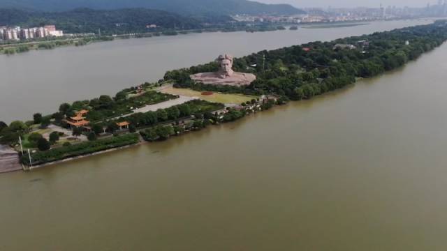 长沙橘子洲景区恢复开放：湘江水位下降，此前亲水平台被淹没