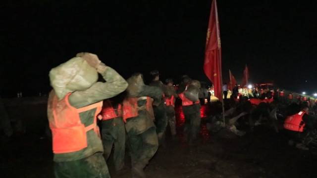 安徽芜湖圩堤大面积塌方，百名武警搬1万多个沙袋排险固堤