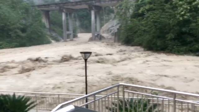 四川绵阳多地暴雨致城市内涝山体滑坡，气象台发布暴雨黄色预警