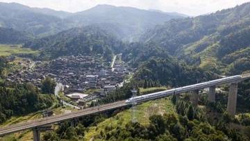 广昆高铁一路向西，游两广福地，览云南风情，寻多彩美景