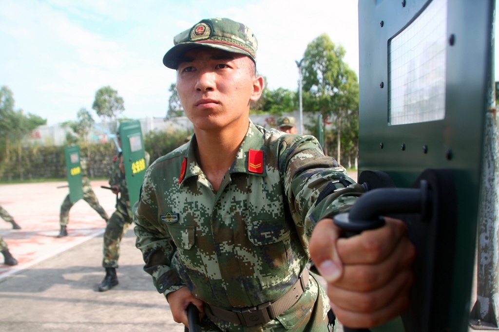 探營武警廣東邊防汕頭支隊營區新兵節日中迎來成人禮