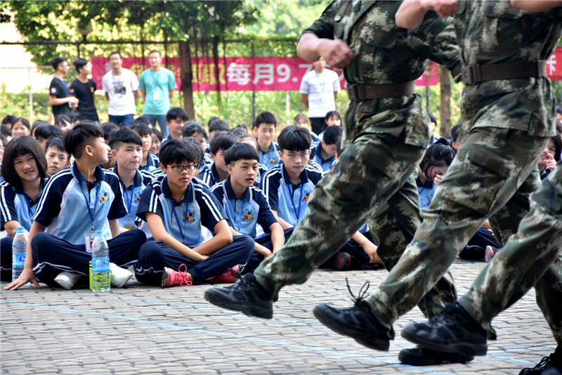 现在大多数的青少年都成长在温室环境里,希望通过国防教育军训活动