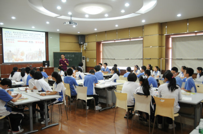 近年来,深圳对基础教育日益重视图为深圳一所中学的学生在上课