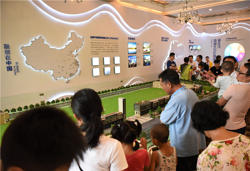 融创鹤山项目城市展厅和沙盘开发给意向客户参观杨兴乐 摄