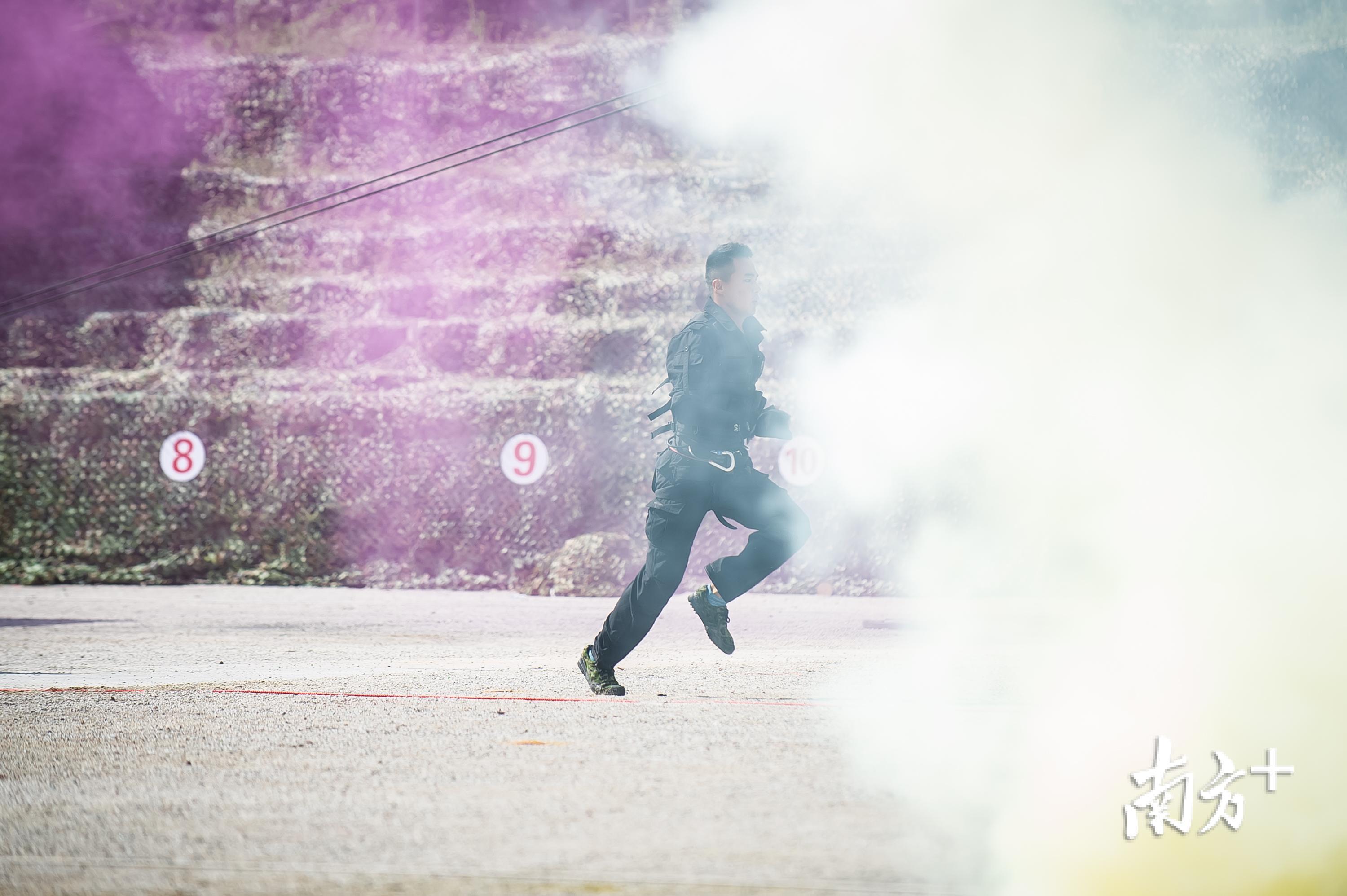 极限体能对抗。张梓望 摄