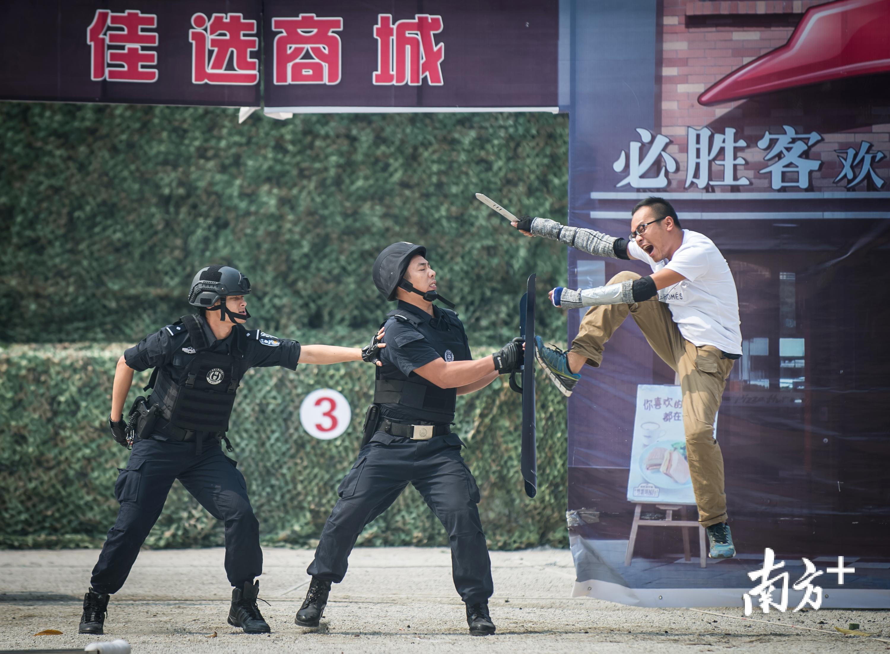 反恐精英现身羊城广州警方举行特警实战汇报演练