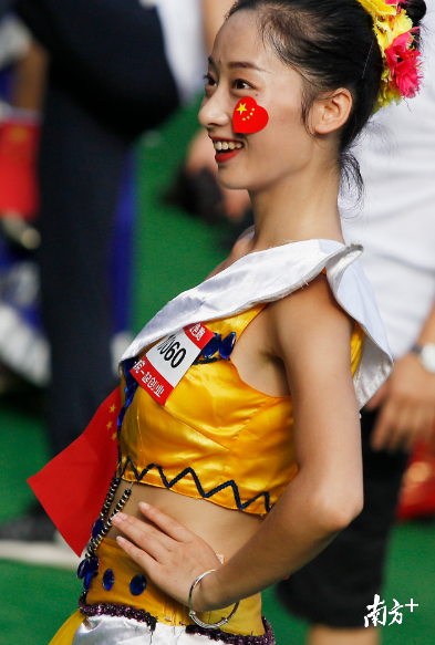 身着民族服饰。准备起跑。