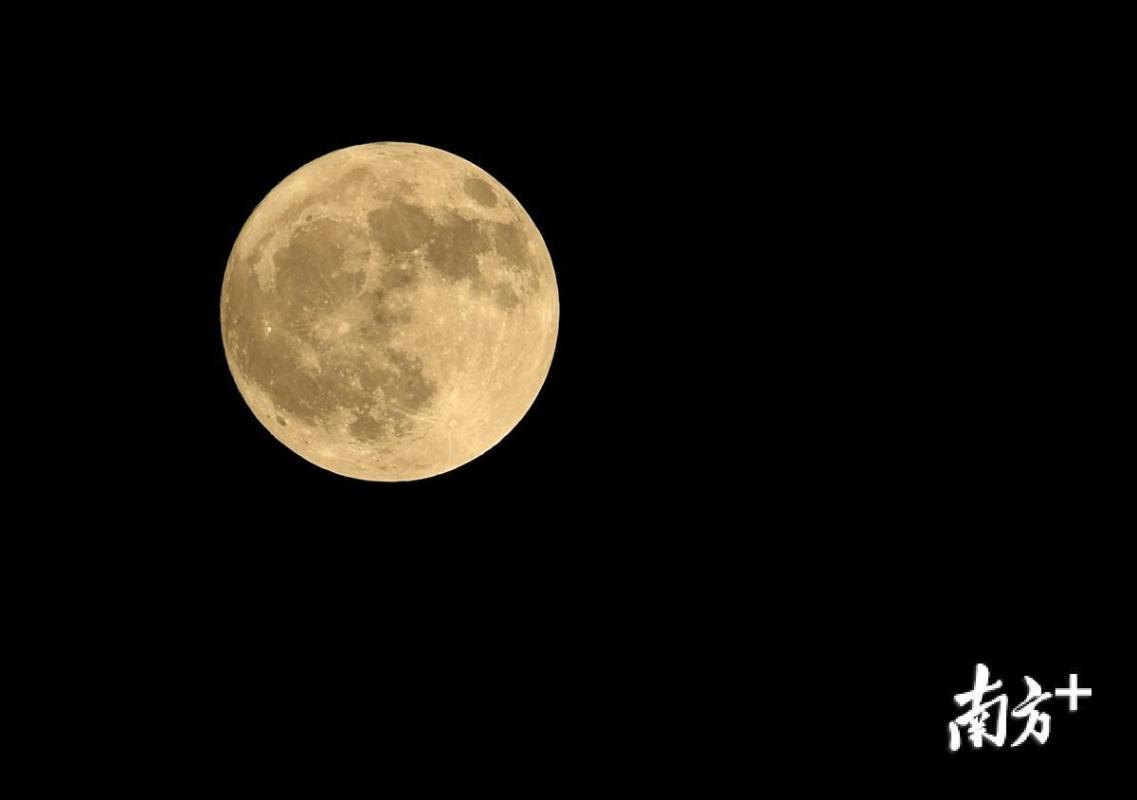 10月5日,江门蓬江区一轮圆月当空,虽然不时有云飘过,明月依然高悬天际