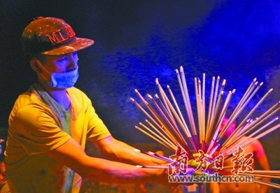 村民在为龙珠换香。