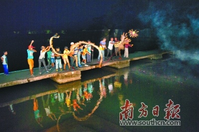 八月十七日深夜，舞火龙者把火龙送到村子附近的河边或池塘边，举行祭祀仪式后将其放进水中，谓之“送龙”。