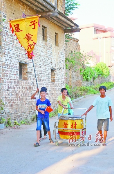 村里的小孩从小就参与舞火龙。