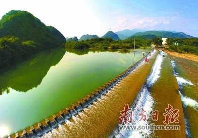 云水谣内长长的河坝，让游客流连忘返。