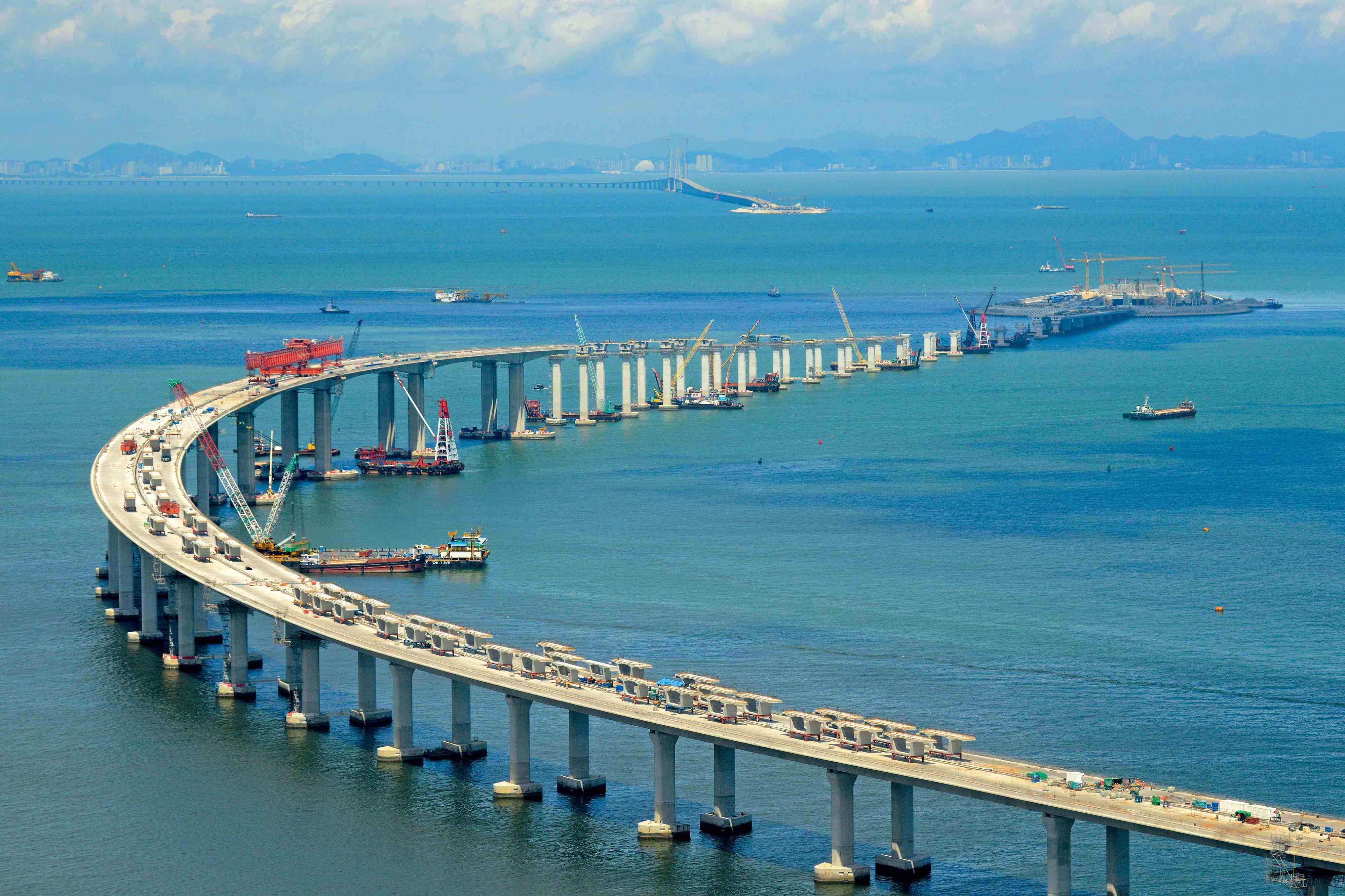 这是建设中的港珠澳大桥(2017年5月12日摄)。粤港澳大湾区建设带来了新机遇，香港作为“超级联系人”前景广阔。新华社发