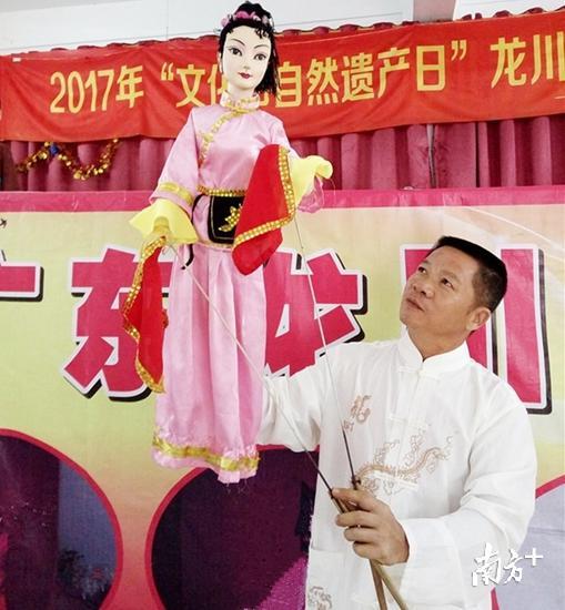 图片说明：骆志鸿在表演手擎木偶。（资料图片）