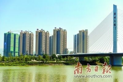 与广州大桥相邻的恒大御景半岛。何森垚 摄