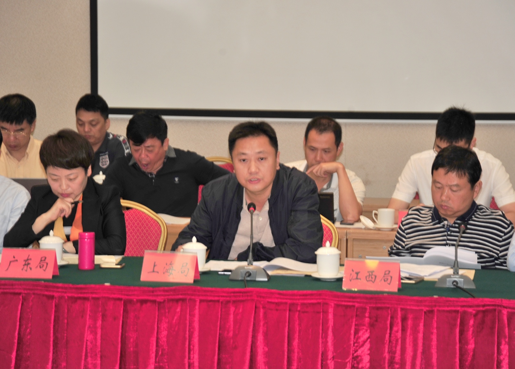 广东、上海、江苏、江西和湖南省局分别就缺陷消费品和汽车产品召回活动监督工作作经验交流发言。