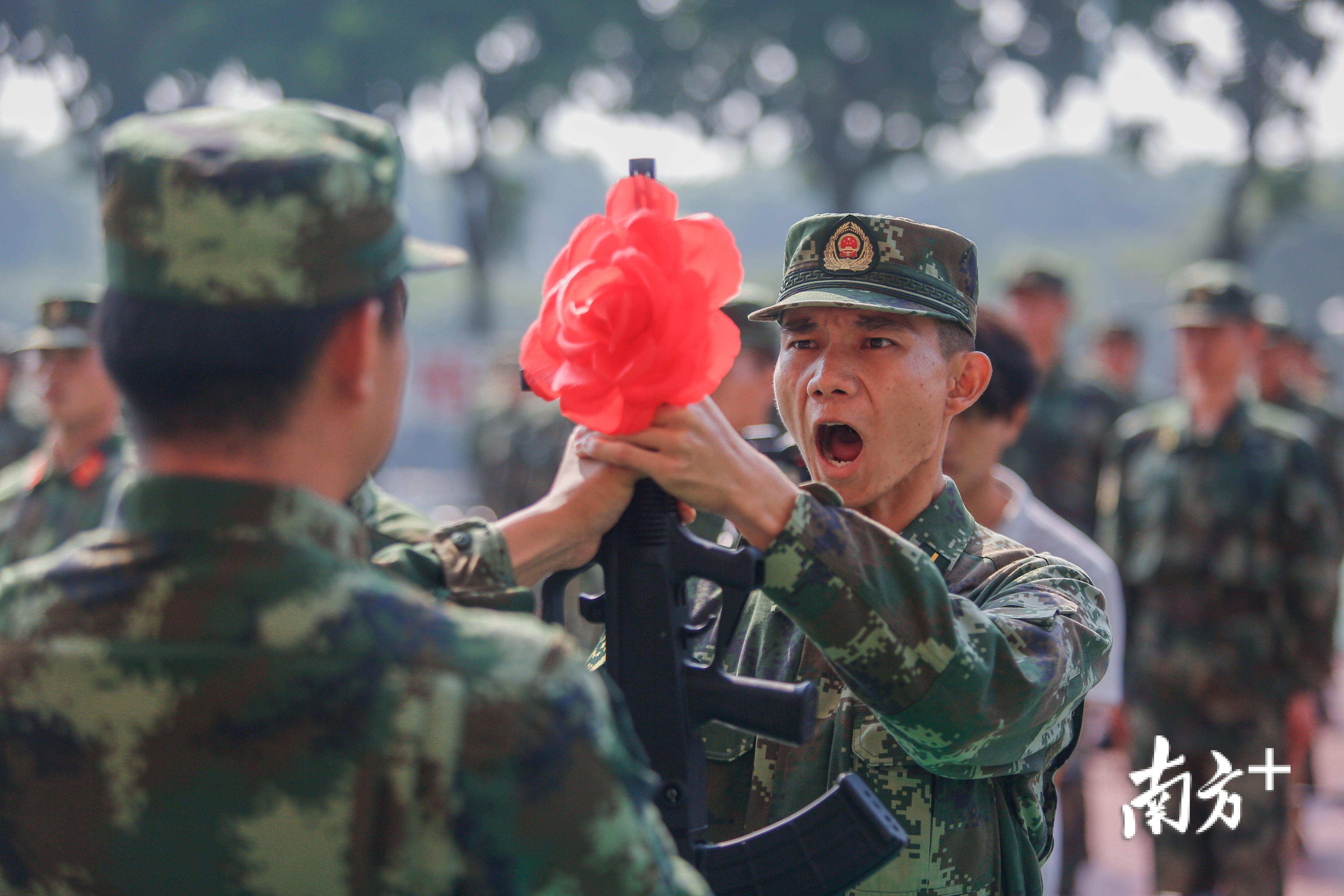 兵哥哥好帅中国海警2017年入警生擎枪入列
