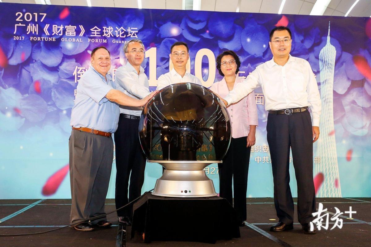 广州市市长、2017广州《财富》全球论坛组织委员会主任温国辉（中），市委常委、宣传部长、2017广州《财富》全球论坛组织委员会副主任徐咏虹（右二），市委常委、市政府党组成员、2017广州《财富》全球论坛组织委员会副主任、执行委员会主任蔡朝林（左二），南方报业传媒集团党委书记、南方日报社社长刘红兵（右一），央视特约评论员、美国前总统卡特法律顾问、ABC电视台前台长、副总裁哈维•佐丁（Harvey Cary Dzodin）（左一）共同启动了寻访“全球财富故事•百张广东面孔”活动。