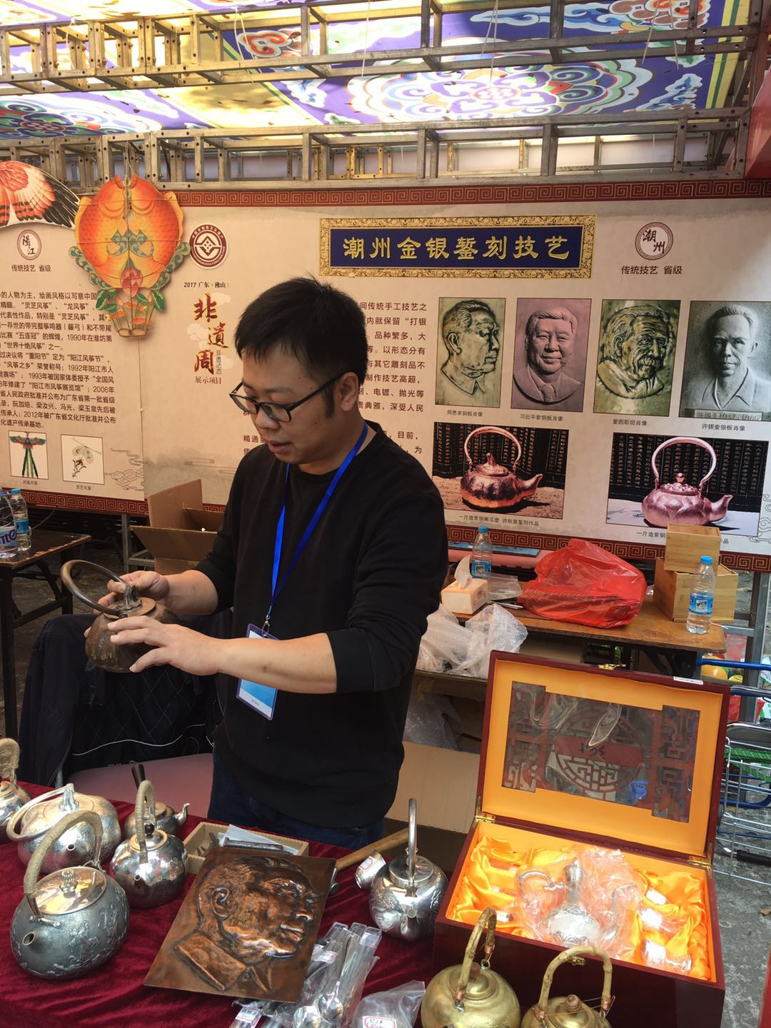 潮州“金银鏨刻”技艺代表性传承人许秋泉向市民介绍其金属浮雕肖像作品。王芃琹/摄