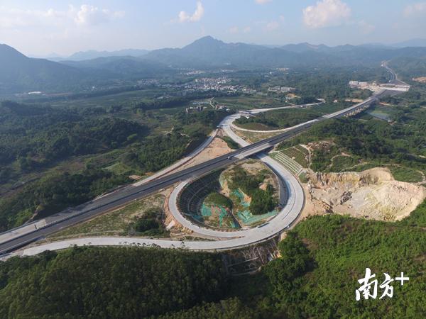 东山出入口。 东山出入口。